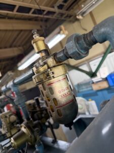 機械の可動部へ潤滑油を供給するリザーブタンク